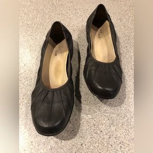 Ross Hommerson Pleated Flat - Dark Brown